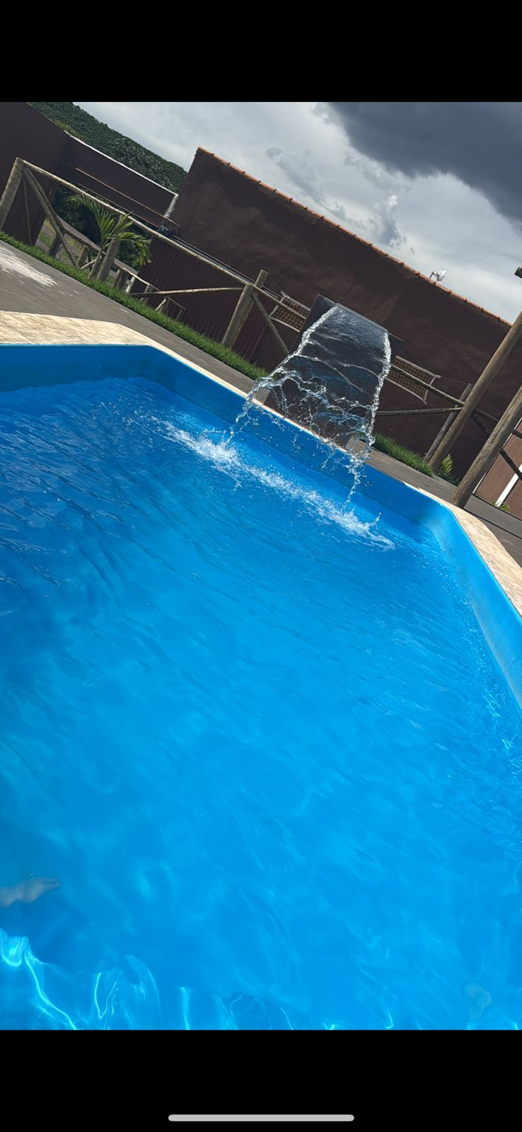 piscina com cascata e hidromassagem