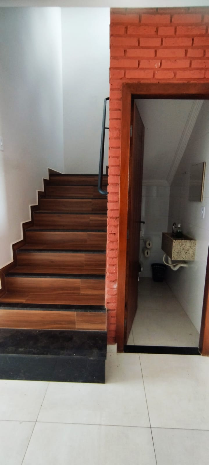 lavabo e escada para andar de cima